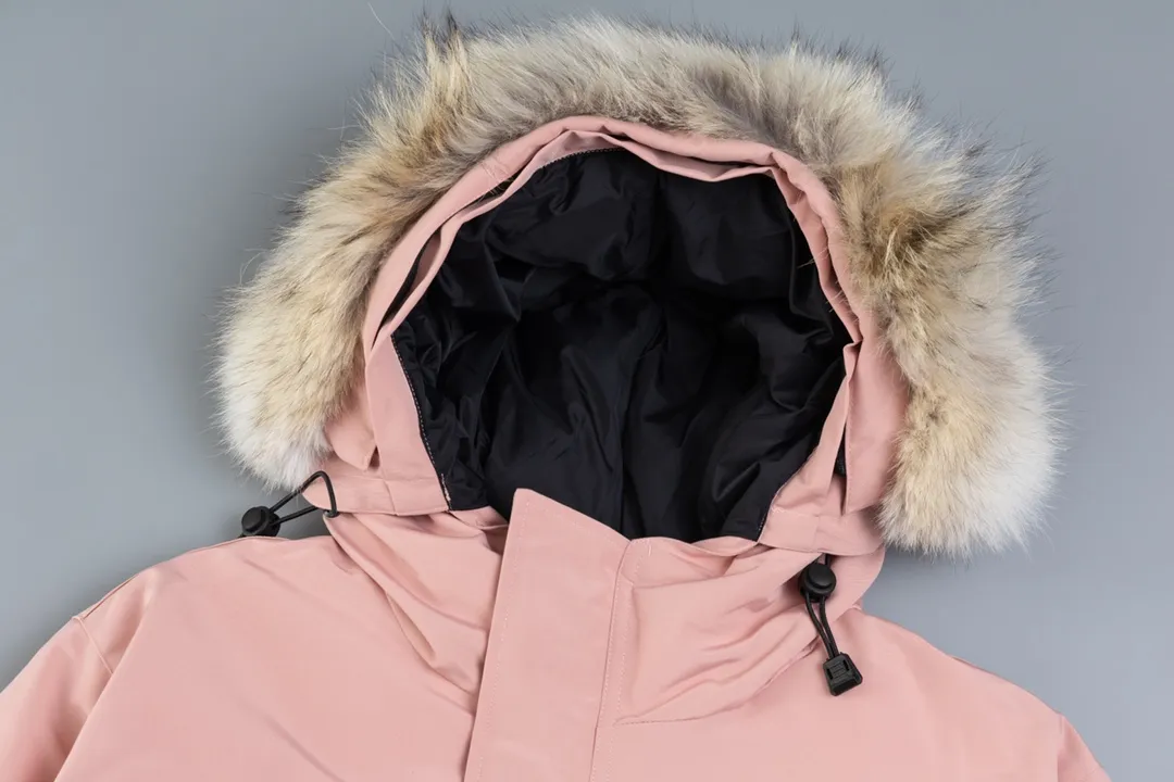 P820 (Top wolf fur version delivery handbag) Canada Goose Canada Goose #Expedition expedition parka classic down jacket ➖ Imported 21-count polyester-cotton blended original fabric [last year’s 16-count/18-count hard fabrics have been completely eliminated, this year all use 21-count genuine synchronous fabrics, the soft mid-band feels delicate and textured], genuine synchronous Feather-Light 10D waterproof coated fabric, made of 84.5% polyester fiber and 15.5% cotton, 100% the best feel in the entire network! ➖ The genuine official website uses the national standard 80 white duck down, and will never be misled by false claims such as 90 down or goose down! ➖ Using the best nylon lining with double double-layer sealing design, velvet-proof No. 7 needle + grid-filled down ready-made garments, there is 100% no so-called velvet running! ➖ The cuffs are designed with thickened seamless threads, and the collar and pockets are lined with top-quality polar fleece to keep you warm and comfortable! ➖ Yoshida YKK provides original custom-made electroplated sliders. YKK two-way lockable zippers are tight and smooth and will not peel off paint! ➖ 3M composite guarantees that the Velcro is the same as the original, durable, and all accessories and hardware are custom-made! ➖ The imported Behringer embroidery machine customizes the 10,000-needle embroidery logo, and 98% of the replicas restore the original logo. ➖ ​​The fur collars are all made of large pieces of Western Canadian blue wolf leather, ensuring that each fur collar is 13-15cm wide!